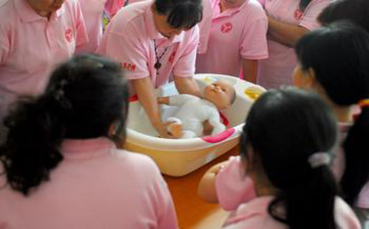 【 催乳开奶】出生2周宝宝发育特点和护理关键